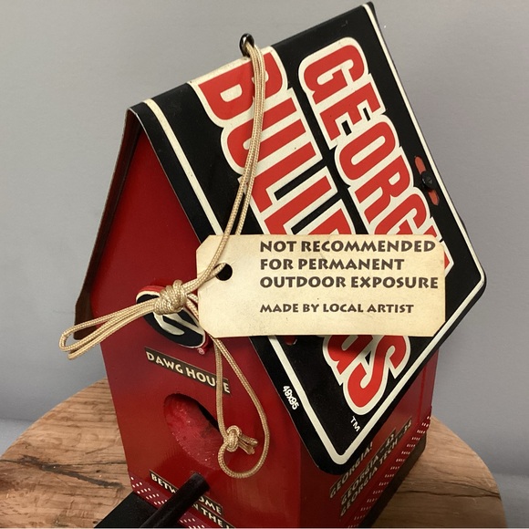 🔴 Georgia Bulldogs College Football Birdhouse / Wood Crafted with Metal Tag Roof - Picture 8 of 12